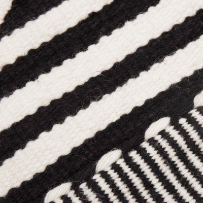 camino de mesa de lana - Camino de mesa con rayas geométricas en negro y alabastro de Perú