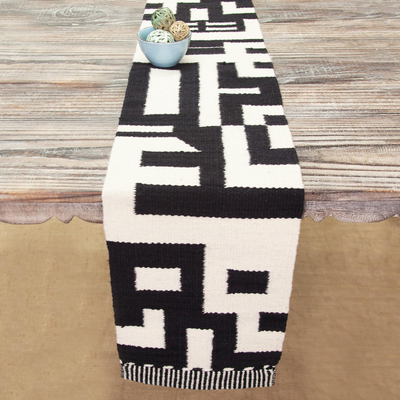 camino de mesa de lana - Camino de mesa abstracto de lana negra y alabastro de Perú
