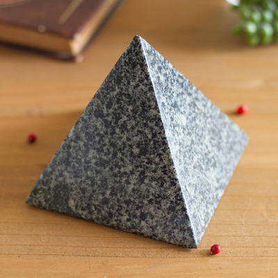 Turmalin- und Quarz-Edelsteinfigur, (3 Zoll) - Turmalin- und Quarzpyramide-Edelsteinfigur (7,6 cm)