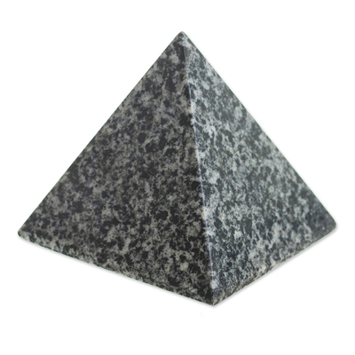 Figura de piedras preciosas de turmalina y cuarzo (2,5 pulgadas) - Figura de piedra preciosa de pirámide de turmalina y cuarzo (2,5 pulgadas)