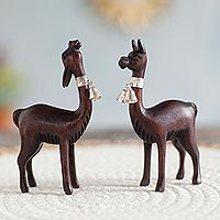 Madera y figurillas acentuadas en plata de ley, 'vicuñas andinas' (par) - Figuritas de vicuña en madera de cedro y plata de ley (par)