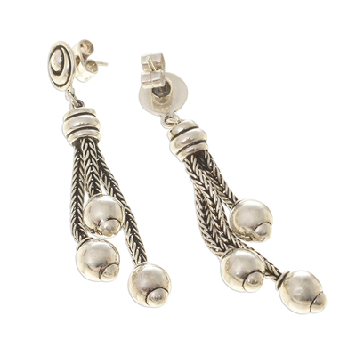 Silber-Baumelohrringe, 'Three Little Baubles - In Peru gefertigte Ohrringe in Silber-Bällchen