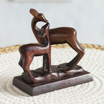 escultura de madera de cedro - Figura de ciervo cariñoso de madera de cedro tallada a mano de Perú