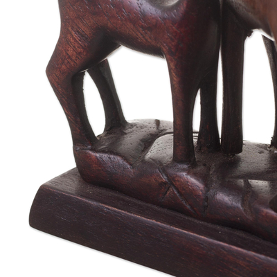 escultura de madera de cedro - Figura de ciervo cariñoso de madera de cedro tallada a mano de Perú