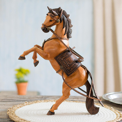 Escultura de madera - Escultura de caballo de bahía encabritado de madera de cedro y cuero de Perú