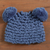 Handgehäkelte Mütze aus Alpaka-Mischung - Handgehäkelte Mütze aus Alpaka-Mischung mit Pompons in Stahlblau