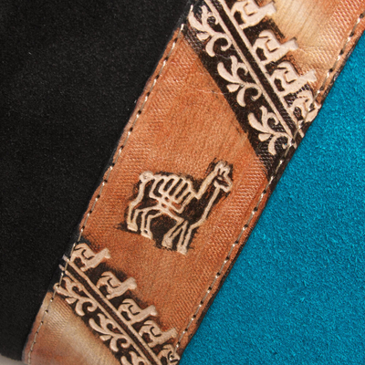 Sling de gamuza con detalles de cuero - Sling de gamuza acentuado de cuero con patrón de llama marrón y verde azulado