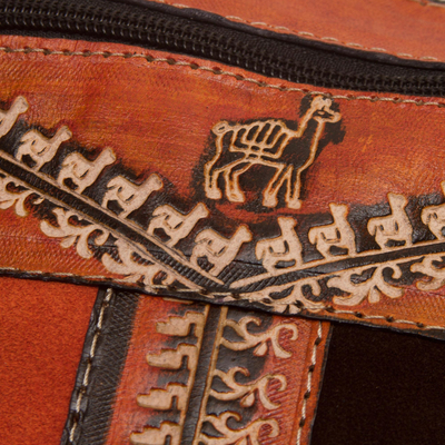 Sling de gamuza con detalles de cuero - Bolso bandolera de gamuza con detalles de cuero con estampado de llamas en marrón