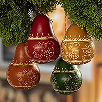 Getrocknete Mate-Kürbis-Ornamente, „Anden-Pfauen“ (4er-Set) – Set mit 4 getrockneten Kürbis-Pfau-Ornamenten aus Peru