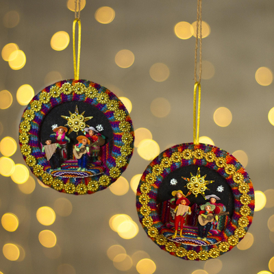 Handgemachte Ornamente, 'Christmas Carol Party' (Paar) - Handgemachte peruanische Weihnachtslied-Verzierungen (Paar)