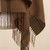 schal aus 100 % Babyalpaka - Sepiabrauner handgewebter Baby-Alpaka-Schal mit Schwarz und Weiß