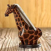 Holz-Handyhalter, „Elegante Giraffe“ – handgefertigter Giraffen-Handyhalter