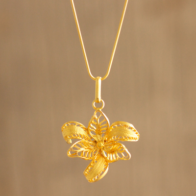 Collar colgante de filigrana chapado en oro - Collar con colgante de orquídea con baño de oro en filigrana peruana