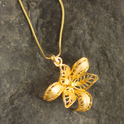 Collar colgante de filigrana chapado en oro - Collar con colgante de orquídea con baño de oro en filigrana peruana