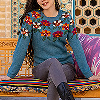 Intarsien-Strickpullover aus 100 % Alpaka, „Turquoise Garden“ – Alpaka-Pullover mit Intarsienmuster in Türkis und Blumenmuster