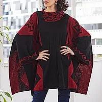 Strickponcho aus Alpakamischung, „Inca Claret“ – Strickponcho aus Alpakamischung in Rot und Schwarz