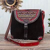Bolso de hombro de ante y cuero con detalles de lana, 'Sacred Valley' - Bolso de hombro de ante y lana en negro y rojo