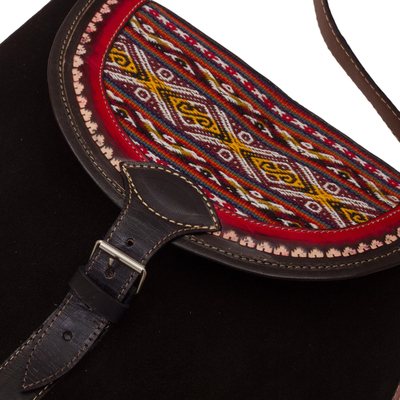 Bolso de hombro de ante y piel con detalles de lana - Bolso de hombro de ante y lana en negro y rojo