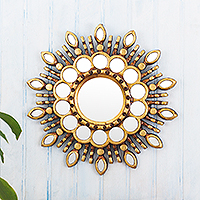 Espejo de acento de pared de madera y vidrio, 'Golden Blossom' - Espejo de acento de pared en tonos dorados de Perú