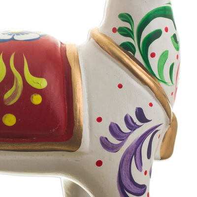 Keramik-Figur, 'Chullo Llama in Weiß' - Mehrfarbige Llama Keramik Figur