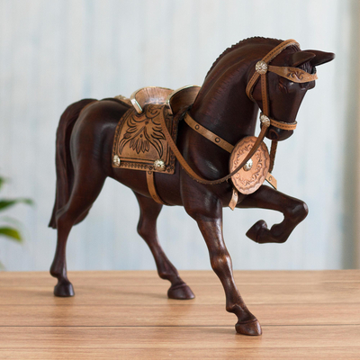 Skulptur aus Zedernholz - Kunsthandwerklich gefertigte, handgeschnitzte Paso-Pferdskulptur aus Zedernholz