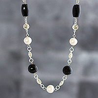 Collar de obsidiana y perlas cultivadas, 'Fuego silencioso' - Collar de obsidiana negra y perlas cultivadas de Perú