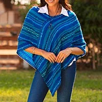 Poncho mezcla baby alpaca - Poncho tejido a mano en mezcla de baby alpaca azul de Perú