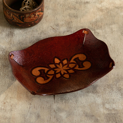 Cajón de cuero repujado - Plato Catchall marrón rectangular de cuero repujado de Perú