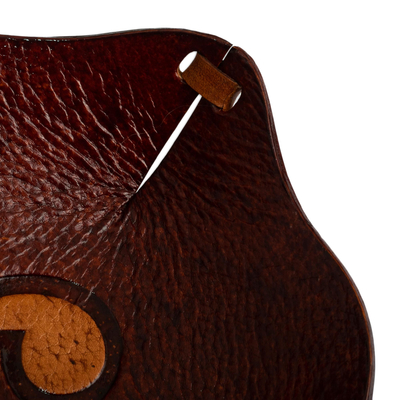 Cajón de cuero repujado - Plato Catchall marrón rectangular de cuero repujado de Perú