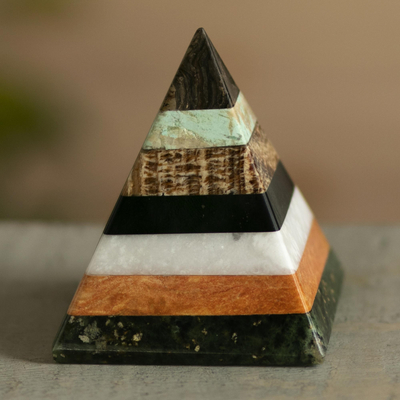 Edelsteinskulptur - Kunsthandwerklich gefertigte Edelsteinpyramidenskulptur aus Peru