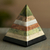 Edelsteinskulptur - Geschichtete Edelsteinpyramidenskulptur aus Peru