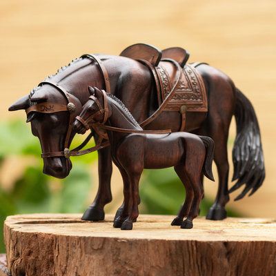 Esculturas en madera de cedro, (pareja) - Escultura de familia de caballos tallada a mano (par) de Perú