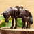 Skulpturen aus Zedernholz, (Paar) - Handgeschnitzte Pferdefamilienskulptur (Paar) aus Peru