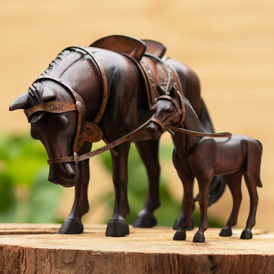 Esculturas en madera de cedro, (pareja) - Escultura de familia de caballos tallada a mano (par) de Perú