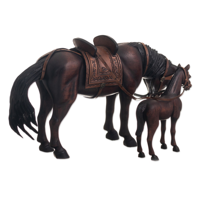 Skulpturen aus Zedernholz, (Paar) - Handgeschnitzte Pferdefamilienskulptur (Paar) aus Peru