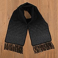 Schal aus Alpaka-Mischung, „Sleek Stripes“ – Gestreifter Unisex-Schal in Grau und Schwarz