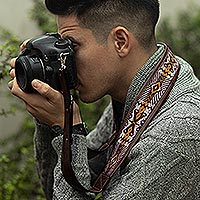 Correa de cámara de cuero y lana, 'Brown Adventure' - Correa de cámara peruana artesanal de cuero y lana