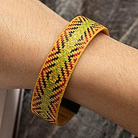 Naturfaser-Manschettenarmband, „Karibische Sonne“ – Zenu Mehrfarbiges Naturfaser-Manschettenarmband aus Kolumbien