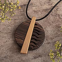 Collar colgante de madera, 'Espíritu rescatado' - Colgante de madera de Guayacán y Aguano Masha en cordón de nailon
