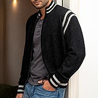 Cárdigan doblado de alpaca para hombre, 'Varsity Classic' - Andes Cárdigan tipo cárdigan de mezcla de alpaca negro para hombre