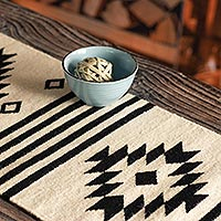 Tischläufer aus Wolle, „Süd und Norden“ – Tischläufer aus Wolle mit Design der nordamerikanischen Ureinwohner aus Peru