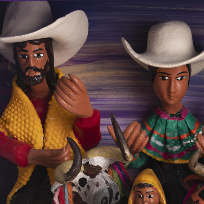 Retablo-Skulptur aus Holz und Keramik - Peruanische Retablo-Skulptur der Geburt Christi im Chota-Stil