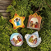 Keramikornamente, „Ayacucho Holiday“ (4er-Set) – Kunsthandwerklich gefertigte Weihnachtsornamente (4er-Set)