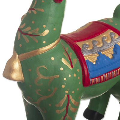 Keramikstatuette „Holiday Llama in Green“ – Lama-Skulptur mit Weihnachtsmotiv