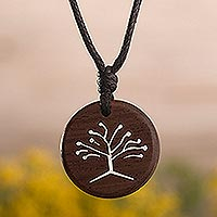 Collar con colgante de madera, 'Árbol de las Tierras Altas' - Collar con colgante de árbol de rama ondulada con cordón de algodón negro