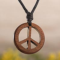 Collar con colgante de madera, 'Paz peruana' - Colgante con el signo de la paz de madera con cordón de algodón negro