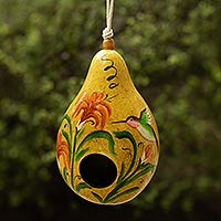 Pajarera de calabaza mate seca, 'Hummingbird Condo' - Pajarera de calabaza mate seca amarilla pintada a mano peruana