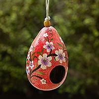 Getrocknetes Mate-Kürbis-Vogelhaus, „Spring Rose Condo“ – handbemaltes, knisterndes rotes getrocknetes Kürbis-Vogelhaus aus Peru