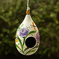 Getrocknetes Mate-Kürbis-Vogelhaus, „Old-Time Garden“ – handbemaltes geschnittenes getrocknetes Kürbis-Vogelhaus aus Peru