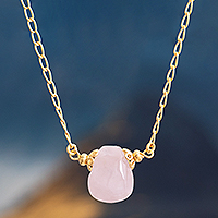 Collar colgante de cuarzo rosa chapado en oro, 'Blushing Elegance' - Collar colgante de cuarzo rosa y plata de ley de Perú